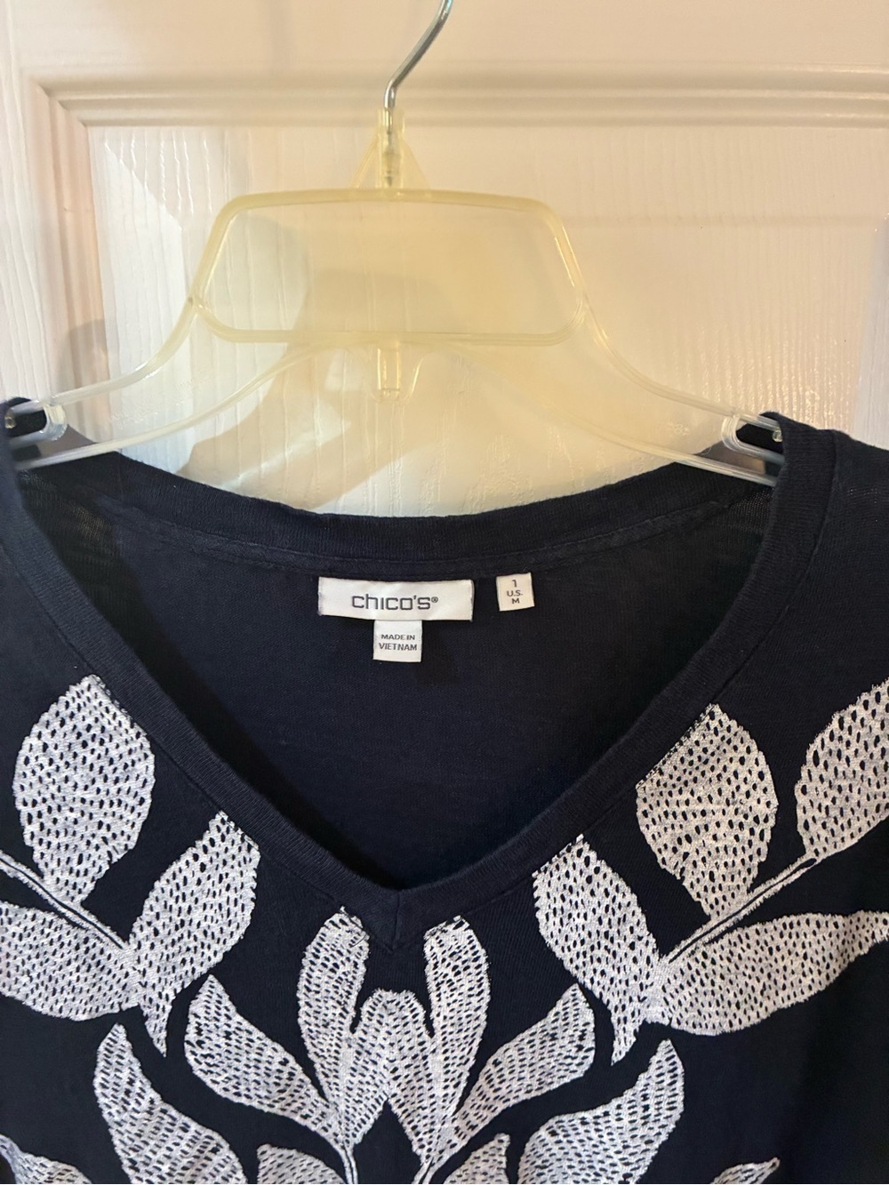 Chicos Linen Navy  White Leaf Print V-Neck Flutter Sleeve Top SZ 1/M - Picture 3 of 5